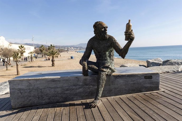 Estatua en honor a Anís del Mono situado en el paseo marítimo de Badalona.
