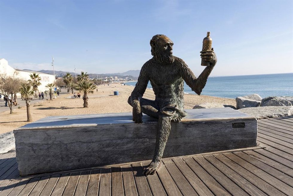 Estatua en honor a Anís del Mono situado en el paseo marítimo de Badalona.