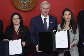 Santiago 7 de abril 2026. El Presidente de la Republica, Jose Antonio Kast, firma proyectos de ley para mejorar la seguridad al interior de los colegios. Dragomir Yankovic/Aton Chile