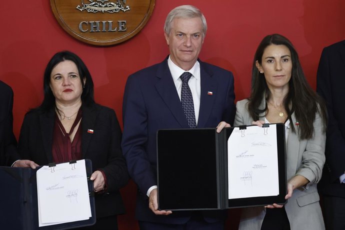 Santiago 7 de abril 2026. El Presidente de la Republica, Jose Antonio Kast, firma proyectos de ley para mejorar la seguridad al interior de los colegios. Dragomir Yankovic/Aton Chile