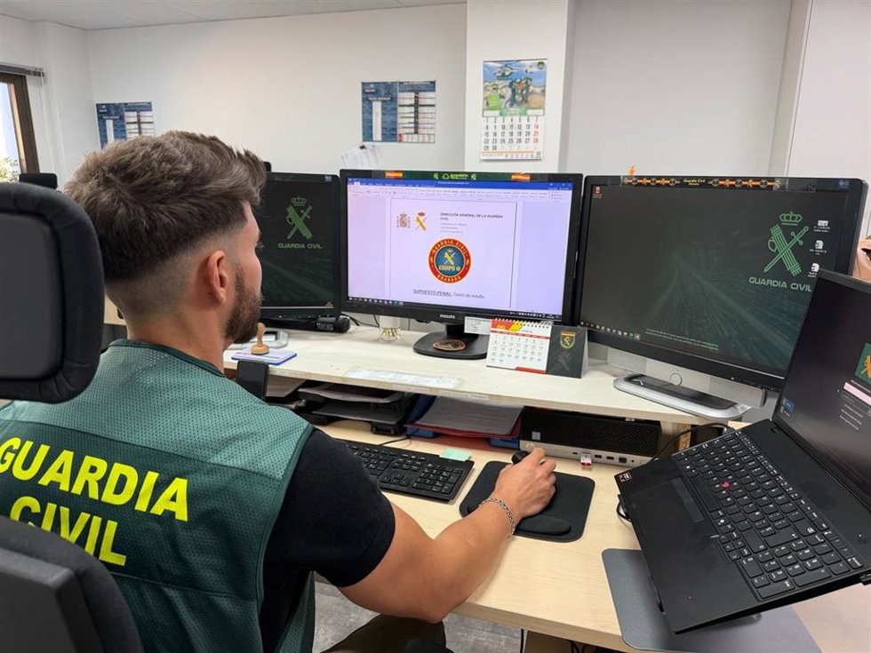 Agente del Equipo @ de la Guardia Civil.