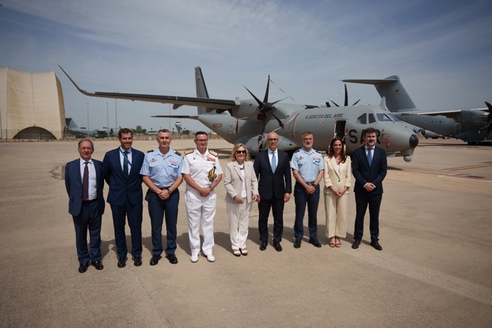 El Presidente de Airbus España, Francisco Javier Sánchez (4d), junto a la secretaria de Estado de Defensa, María Amparo Valcarce (c), y el teniente general del Ejercito del Aire y del Espacio, Carlos Pérez (3d), posan en una foto junto al primer avión 
