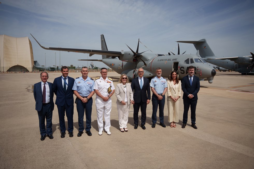 El Presidente de Airbus España, Francisco Javier Sánchez (4d), junto a la secretaria de Estado de Defensa, María Amparo Valcarce (c), y el teniente general del Ejercito del Aire y del Espacio, Carlos Pérez (3d), posan en una foto junto al primer avión