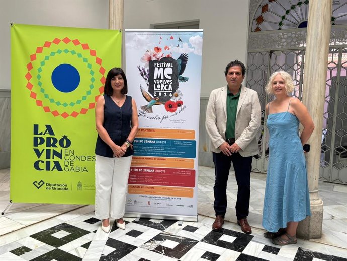 La diputada provincial de Cultura y Educación, Pilar Caracuel, ha presentado el evento, junto al alcalde de Nevada, Rafael López, y la directora del mismo, Anna Kemp.
