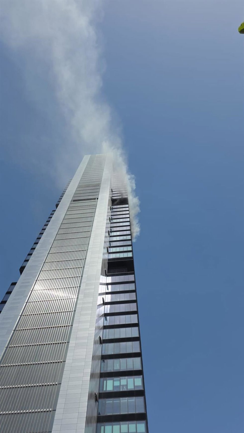 Columna de humo por un incendio en la torre Moeve, en Madrid