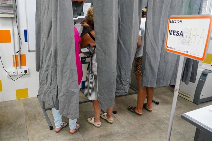 Archivo - Personas ejerciendo su derecho al voto en las últimas elecciones generales en julio de 2023. Imagen de archivo.