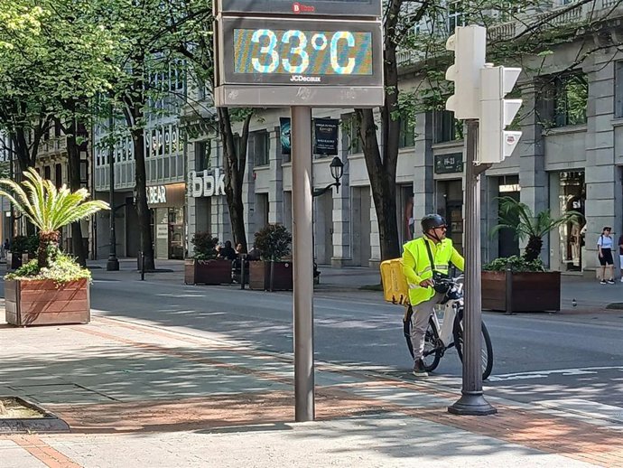 Archivo - Un termómetro marca 33 grados en el centro de Bilbao