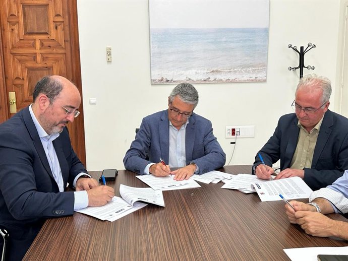 Firma de un nuevo convenio entre el Ayuntamiento de Rincón de la Victoria, Hidralia y la Universidad de Málaga para la repoblación de la cymodocea nodosa.