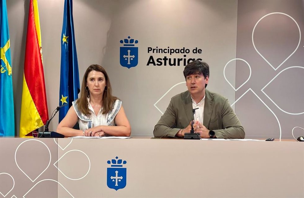 El consejero de Ciencia, Industria y Empleo, Borja Sánchez, y la directora general de Universidad, Cristina González, presentan la gratuidad de la matrícula en la Universidad de Oviedo.