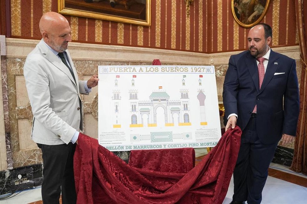 El delegado de Fiestas Mayores y el autor de la portada de la Feria de Abril de 2027 presentan el diseño en un acto celebrado en el Salón Colón del Consistorio
