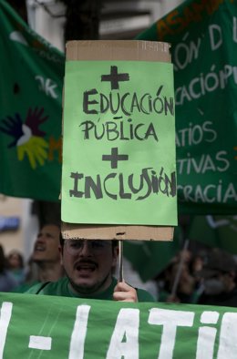Archivo - Una persona sujeta un cartel durante una concentración por la educación pública 