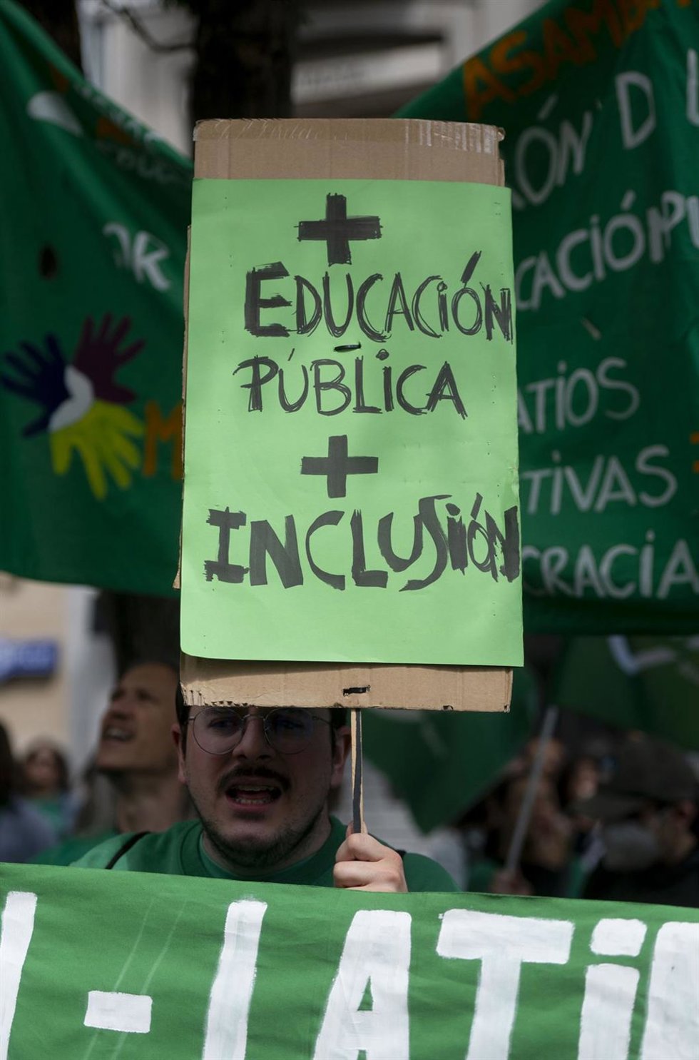 Archivo - Una persona sujeta un cartel durante una concentración por la educación pública 
