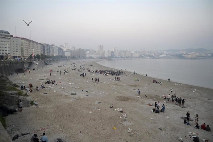 Archivo - La playa de Orzán con restos de basura después de la celebración de las hogueras de la noche de San Juan, a 24 de junio de 2023, en A Coruña, Galicia (España). 