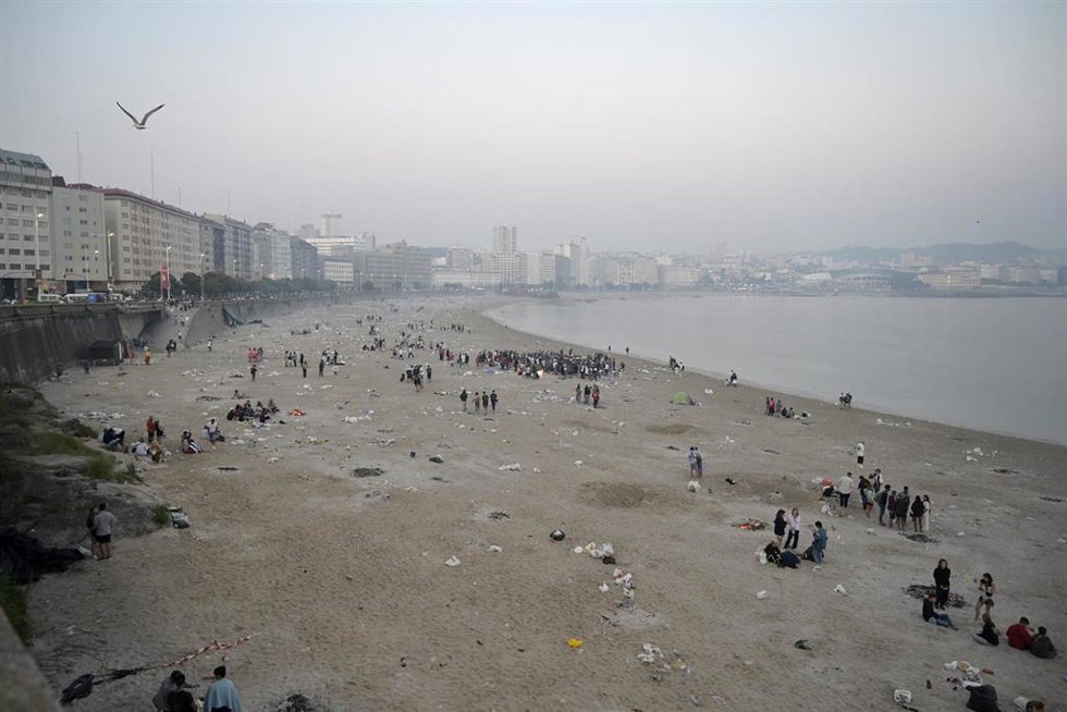 Archivo - La playa de Orzán con restos de basura después de la celebración de las hogueras de la noche de San Juan, a 24 de junio de 2023, en A Coruña, Galicia (España). 