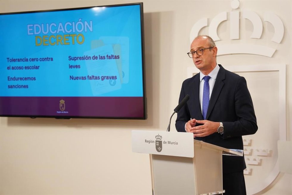 El consejero de Educación y Formación Profesional, Víctor Marín, informó hoy sobre el proyecto de decreto que establece las normas de respeto y disciplina en materia de convivencia escolar