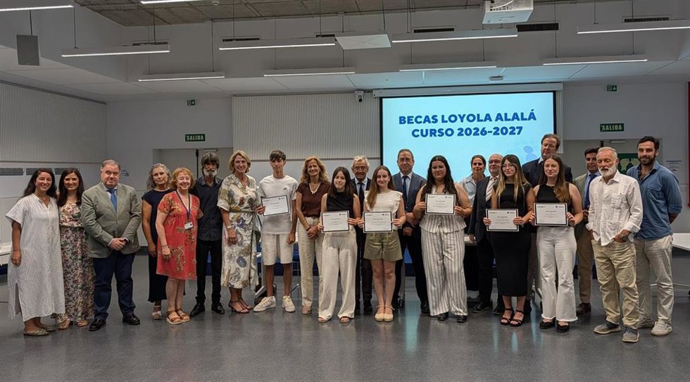 Imagen de los estudiantes becados, junto a patronos y representantes de la Fundación Alalá, Quirónsalud y la Universidad Loyola.