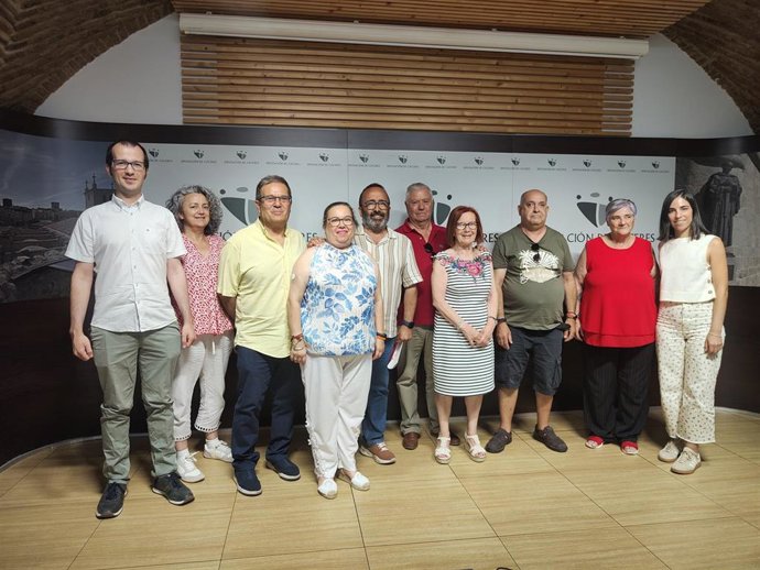 El presidente de la Diputación de Cáceres, Miguel Ángel Morales, con miembros de asociaciones de mayores de la provincia