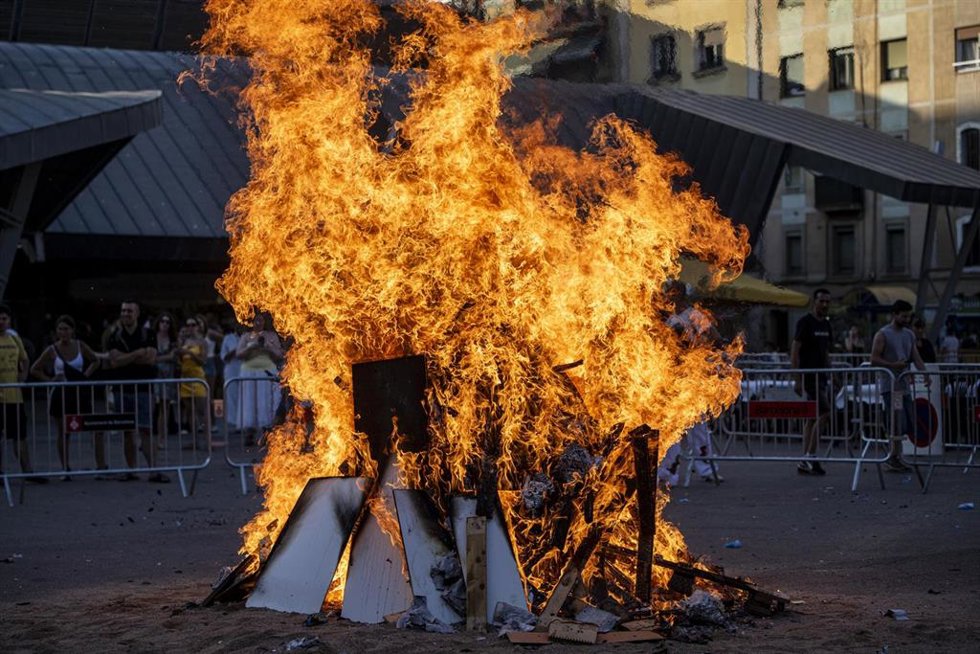 Una hoguera durante la celebración de la tradicional verbena de Sant Joan, a 23 de junio de 2026, en Barcelona, Catalunya (España). Esta emblemática festividad popular, caracterizada por las hogueras, el lanzamiento de petardos y las reuniones familiares 