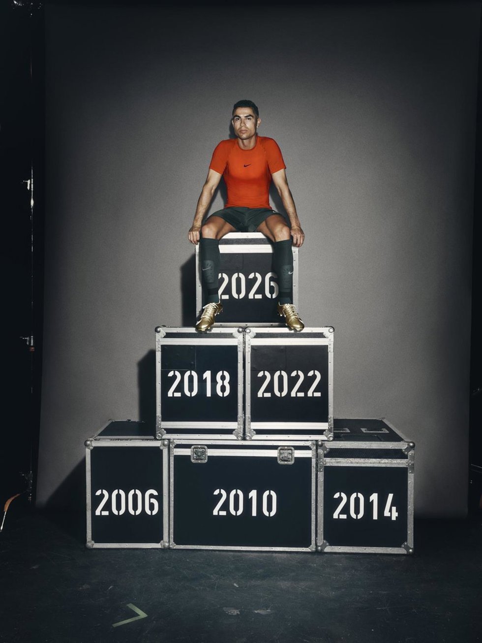 Nike lanza una edición limitada de botas doradas para celebrar que Cristiano ha marcado en seis Mundiales.