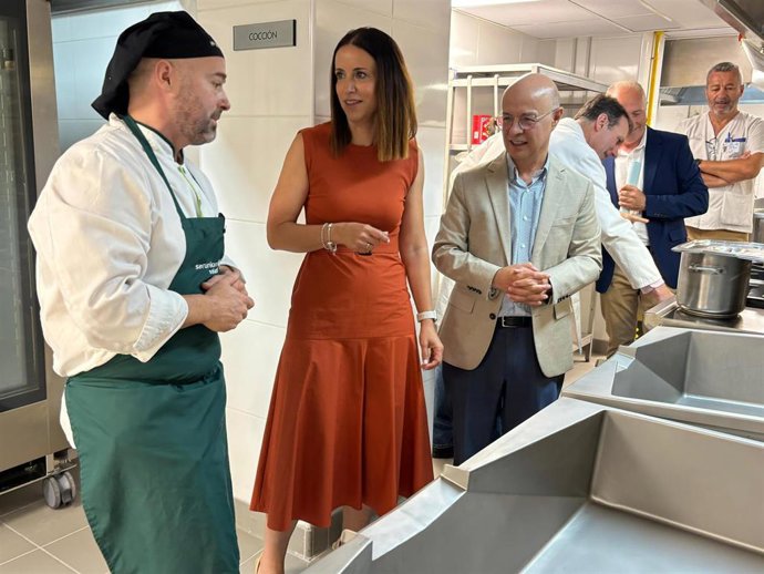 La consejera de Salud, Isabel Ayala, visita la nueva cocina del Morales Meseguer que entra en funcionamiento el próximo viernes