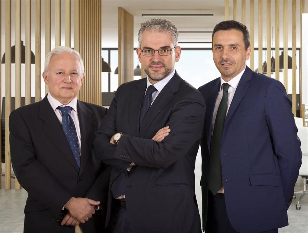 Archivo - De izquierda a derecha, José María Lecube, Alfonso Benito y Carlos Gutiérrez de Dunas Capital AM.