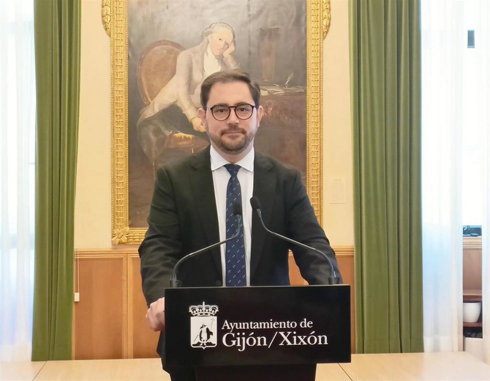 El director general de Alcaldía y Proyectos de Ciudad del Ayuntamiento de Gijón, Jaime Fernández-Paíno, en rueda de prensa en el Consistorio gijonés.