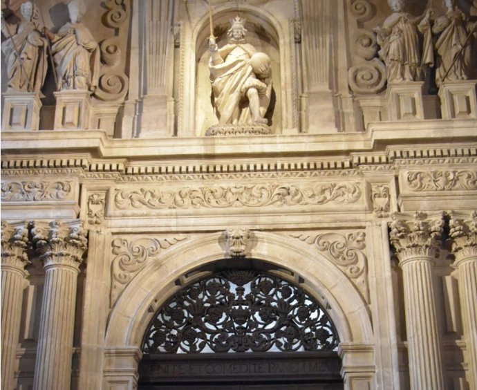 Detalle de la Puerta de San Fernando de la Catedral, por la que se accede a la Parroquia del Sagrario