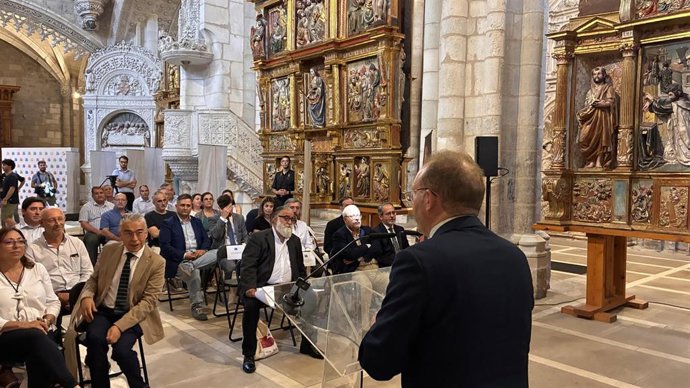 El vicario general, Carlos Izquierdo, presenta la iniciativa turística diocesana ‘Ars Museorum’.