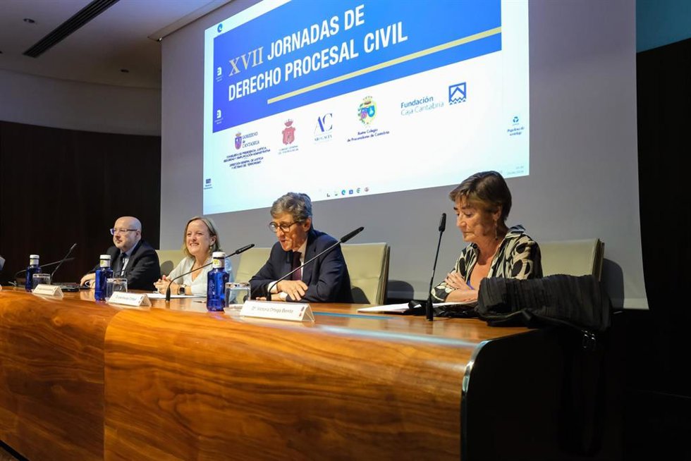 La consejera de Presidencia, Justicia, Seguridad y Simplificación Administrativa, Isabel Urrutia, inaugura las XVII Jornadas de Derecho Procesal Civil.