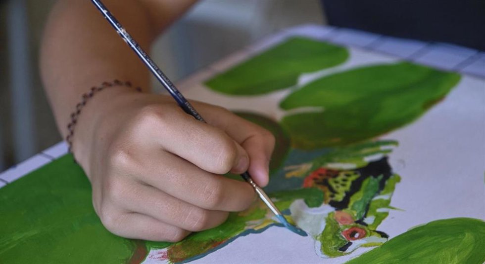 Joven dibujando en el taller de arte del Archivo Manuel de Falla.