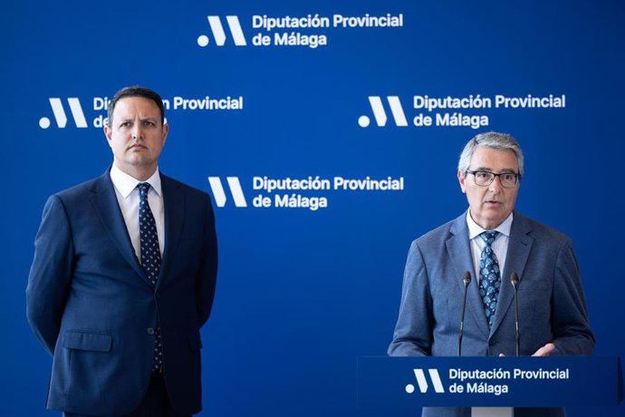 El presidente de la Diputación de Málaga, Francisco Salado, junto Alberto García, CEO de Tauroemoción.