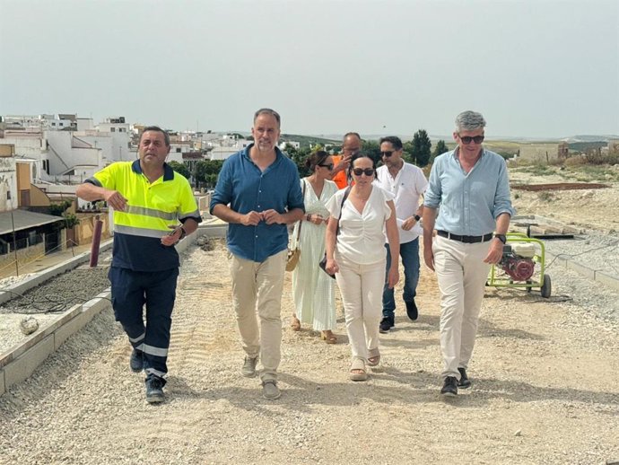 El vicepresidente quinto de la Diputación, Sebastián Hidalgo, en Trebujena con su alcalde, Ramón Galán.