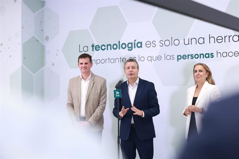 El presidente de la Diputación de Sevilla, Javier Fernández, en la inauguración de un nuevo centro de trabajo de Inpro.