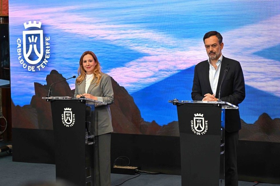 Archivo - La presidenta insular, Rosa Dávila, y el vicepresidente, Lope Afonso, en rueda de prensa por Acuerdos de Consejo de Gobierno