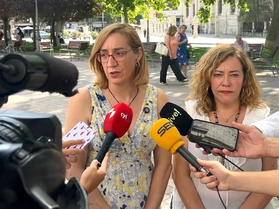 La portavoz del Grupo Municipal de VTLP, Rocío Anguita; y la concejal del Grupo Socialista en el Ayuntamiento de Valladolid, Charo Chávez.