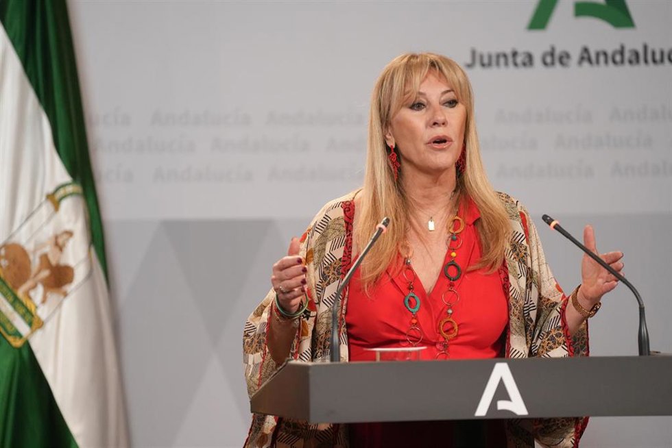 La consejera de Economía, Hacienda, Fondos Europeos y Diálogo Social y portavoz del Gobierno andaluz en funciones, Carolina España, en rueda de prensa.