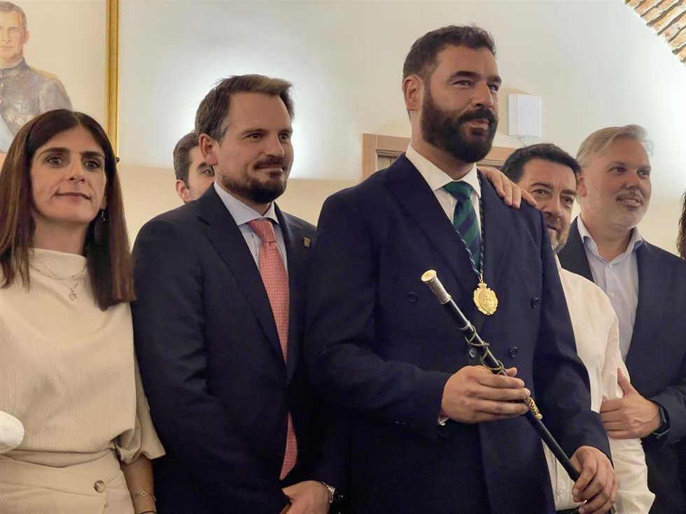 El alcalde de Plasencia, David Dóniga, tras tomar posesión del cargo, acompañado por el vicepresidente de la Junta y secretario general del PP de Extremadura, Abel Bautista, y su predecesor, Fernando Pizarro.