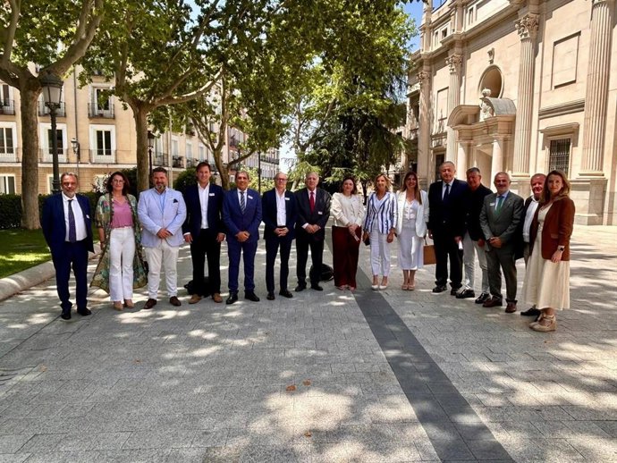 La presidenta del Consejo de Alcaldes del PP de Málaga, Margarita del Cid, entre otros dirigentes.