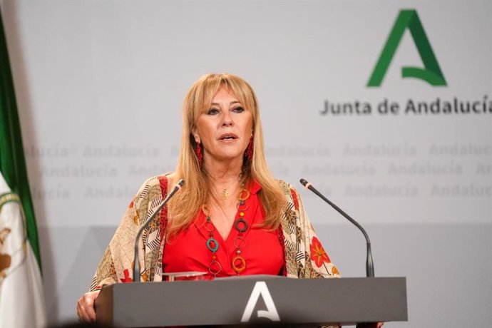 La consejera de Economía, Hacienda, Fondos Europeos y Diálogo Social y portavoz del Gobierno andaluz en funciones, Carolina España, en rueda de prensa.