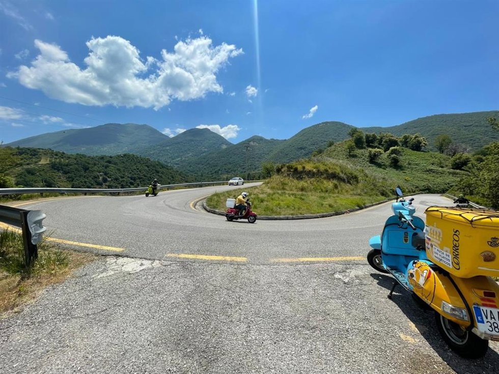 Integrantes del Vespa Club Valladolid viajan a Italia en el 80 aniversario de la marca.