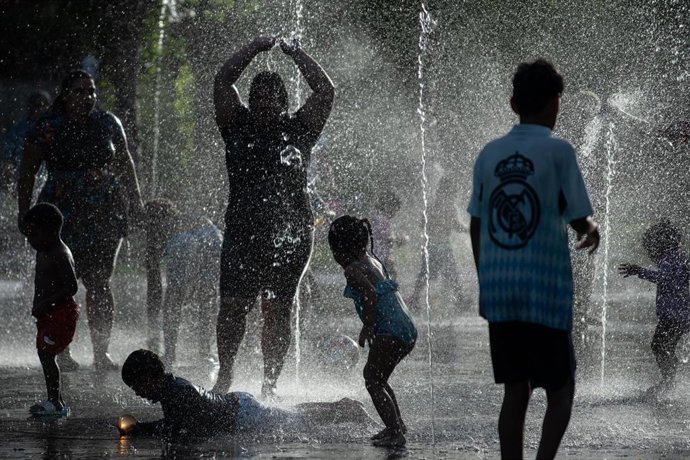 Varias personas se refrescan en las fuentes de Madrid Río, a 23 de junio de 2026, en Madrid (España). 