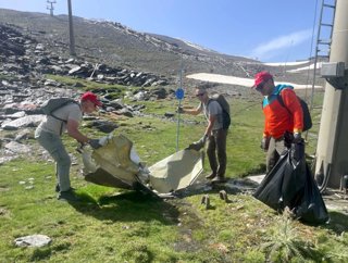 Voluntarios recogen residuos en el área esquiable de Sierra Nevada.