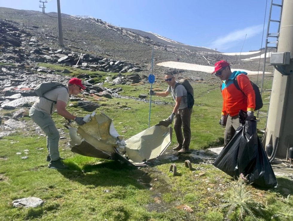 Voluntarios recogen residuos en el área esquiable de Sierra Nevada.