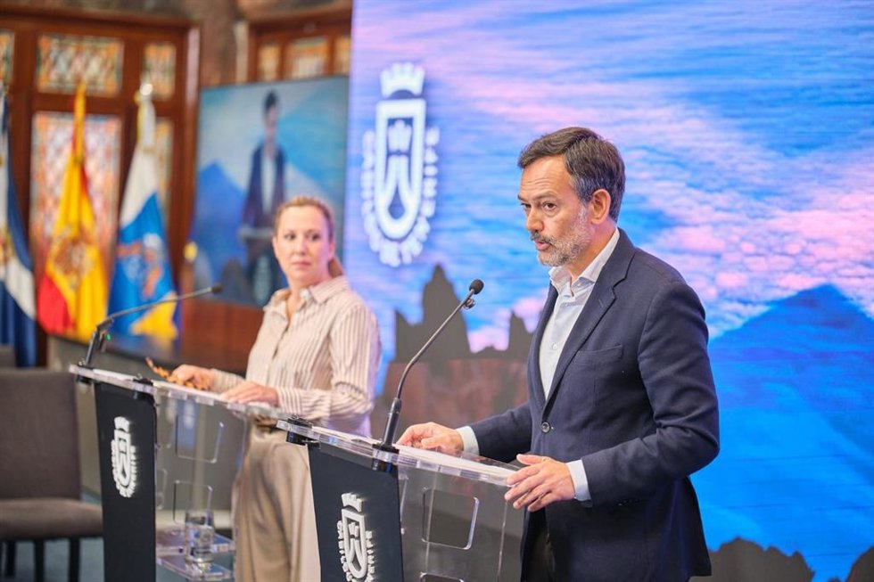 La presidenta del Cabildo de Tenerife, Rosa Dávila, y el vicepresidente, Lope Afonso, en rueda de prensa tras el Consejo de Gobierno Insular