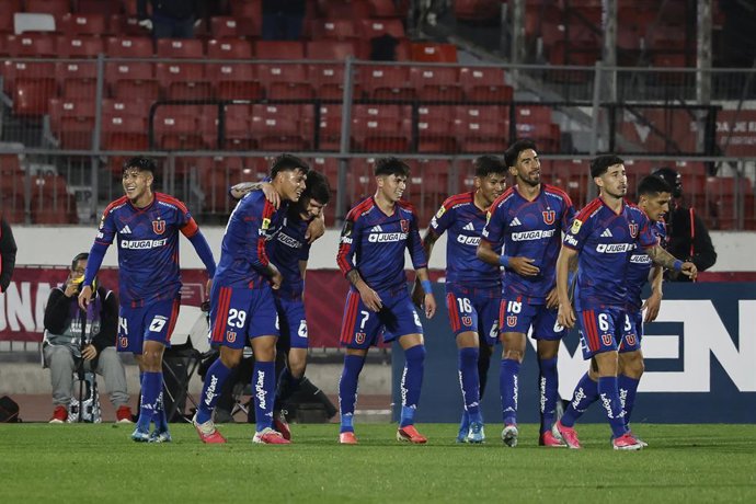 Futbol, Universidad de Chile vs Santiago Wanderers. Copa Chile 2026. El jugador de Universidad de Chile Juan Martin Lucero, izquierda, celebra con sus companeros tras marcar un gol contra Santiago Wanderers durante el partido de la Copa Chile disputado