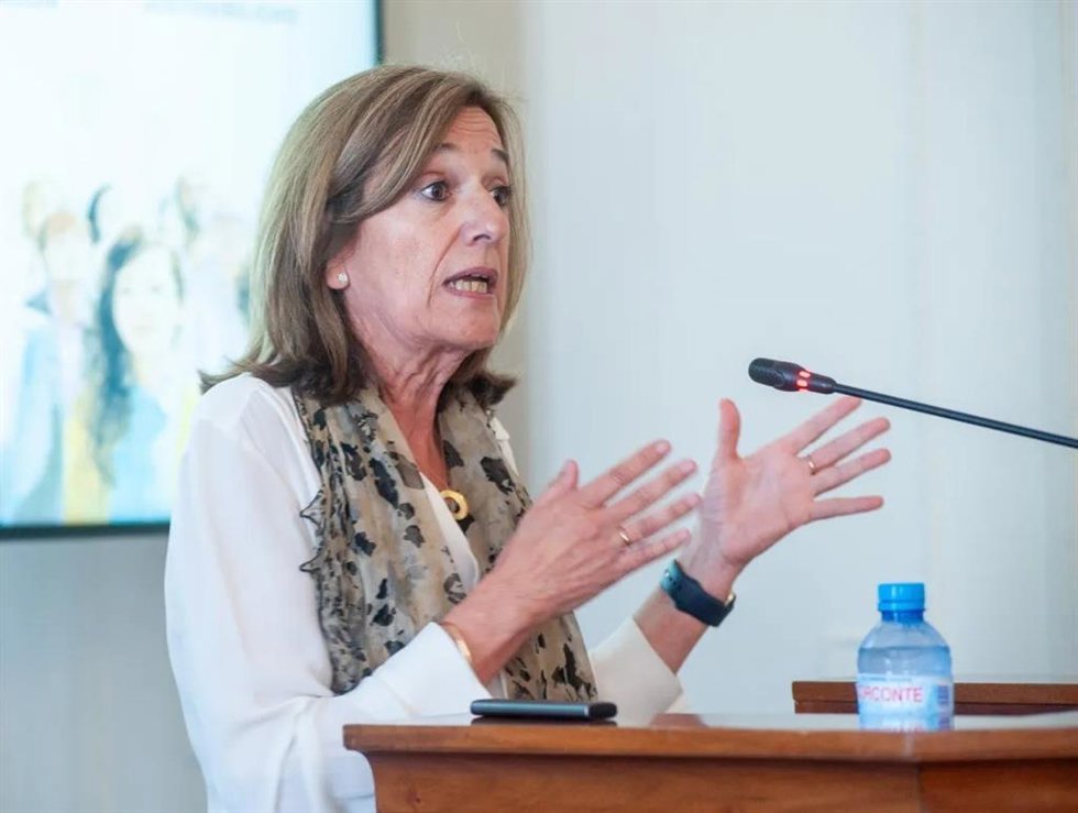 Mirenchu del Valle, presidenta de UNESPA, durante su intervención en el curso de verano organizado por la APIE en la Universidad Menéndez Pelayo de Santander.