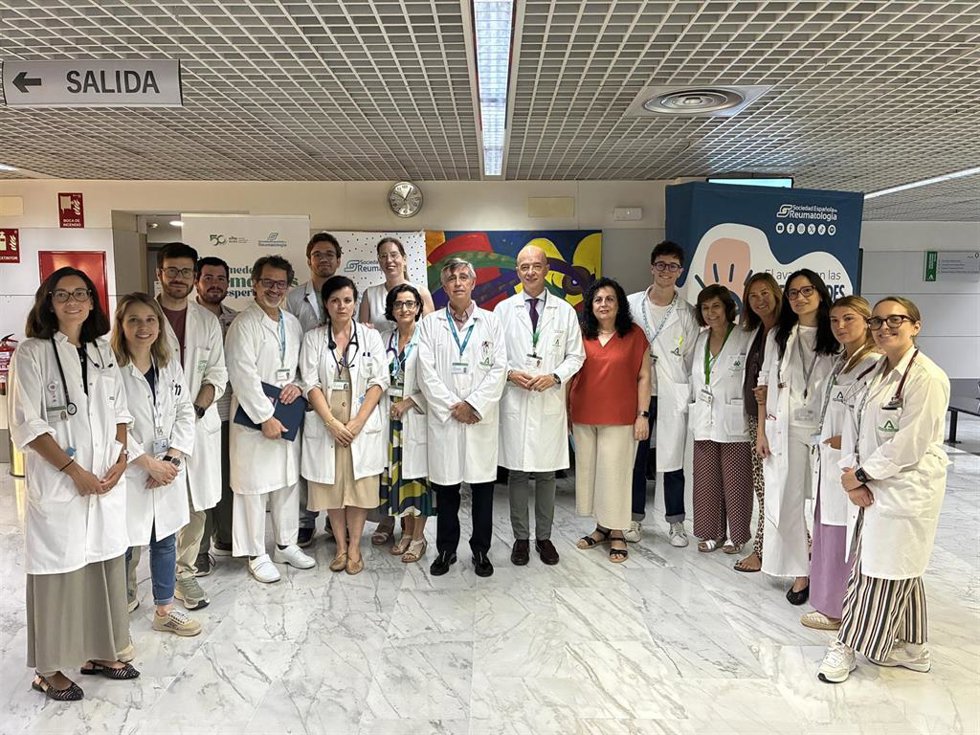 Foto de familia de participantes en la jornada  sensibilización sobre enfermedades reumáticas.