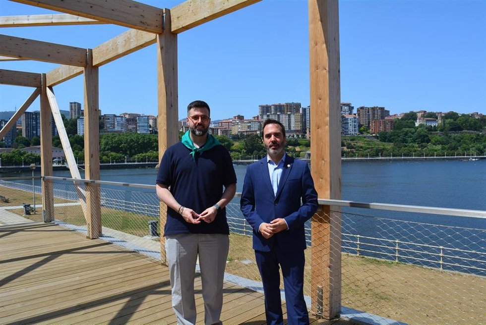 El consejero de Turismo, Comercio y Consumo, Javier Hurtado, y el alcalde de Sestao, Gorka Álvarez,