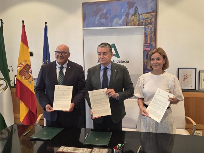 El consejero de Sanidad, Presidencia y Emergencias en funciones, Antonio Sanz, y el alcalde de Vélez-Málaga, Jesús Lupiáñez, firman el convenio de colaboración que permitirá impulsar la construcción de un nuevo centro de salud en Torre del Mar.