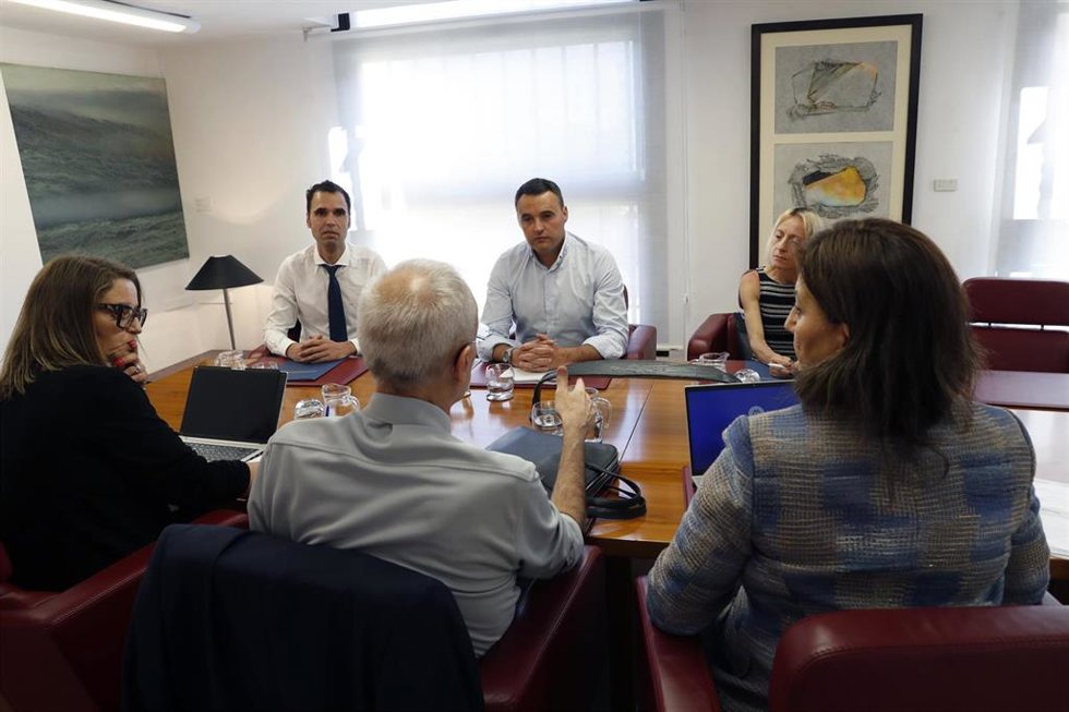 El consejero de Hacienda, Justicia y Asuntos Europeos, Guillermo Peláez, se reúne con la delegación del Ministerio de Hacienda para abordar la reforma del sistema de financiación autonómica.